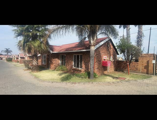 3 BEDROOM TOWNHOUSE FOR SALE IN GROBLERPARK